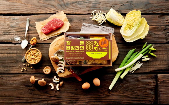 이마트와 현대카드는 양사가 공동 개발한 '정'든 된장라면 밀키트를 30일부터 전국 이마트와 SSG닷컴을 통해 선보인다. © 현대카드