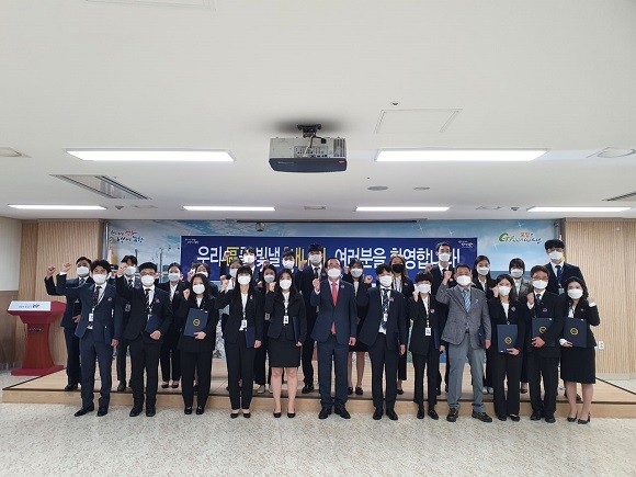 포항시 남구청(청장 김복주)은 6일 남구청 2층 회의실에서 신규공무원 27명에 대한 임용식을 개최 후 기념촬영을 하고 있다.ⓒ 남구청