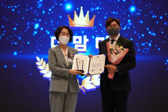 임혜숙 과학기술정보통신부 장관(왼쪽)과 김민수 더맘마 대표가 6일 서울 코엑스 D홀에서 개최된 '제5회 4차 산업혁명 대상' 시상식장에서 대상 수상 기념촬영을 하고 있다. ⓒ 더맘마