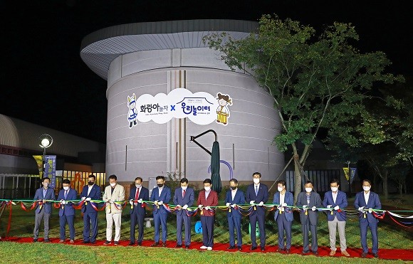 경주엑스포대공원에서 열린 인피니티 플라잉 10주년 기념행사와 함께 열린 전통놀이터 경주의 개관식에 참석한 관계자들이 테이프 컷팅식을 하고 있다. = 권영대 기자