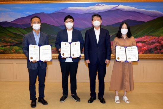 조인철 광주광역시 문화경제부시장이 7일 오전 비즈니스룸에서 제5기 예비-명품강소기업으로 추가 선정된 3개 기업에 지정서를 수여한 후 기념촬영을 하고 있다. 왼쪽부터 ㈜뷰닉스 차두환 기술이사, 선일텔레콤(주) 구본석 부대표, 조인철 문화경제부시장, 리바랩 김지민 관리팀장. ⓒ 광주광역시