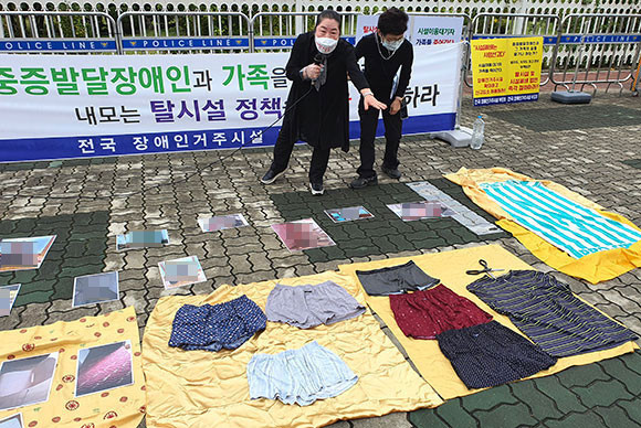 중증발달장인 가족이 장애인 소유 물품을 가져온 이유를 설명하면서 거주시설의 중요성을 강조했다. = 박성현 기자
