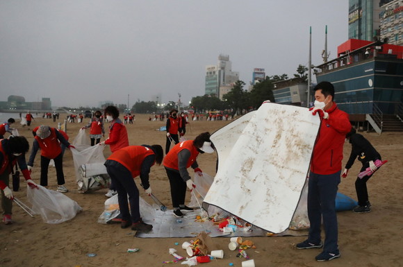 지난 10일 포항시와 중앙동,두호동 통장협의회 등이 영일대 해수욕장을 찾아 이용객들이 버리고 간 쓰레기를 수거하고 있는 모습. ⓒ 포항시