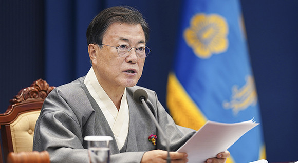 이번 국무회의는 지난 11일 개막한 '가을 한복문화주간'을 맞아 국무위원 모두가 한복을 입고 참석해 의미를 더했다. ⓒ 청와대