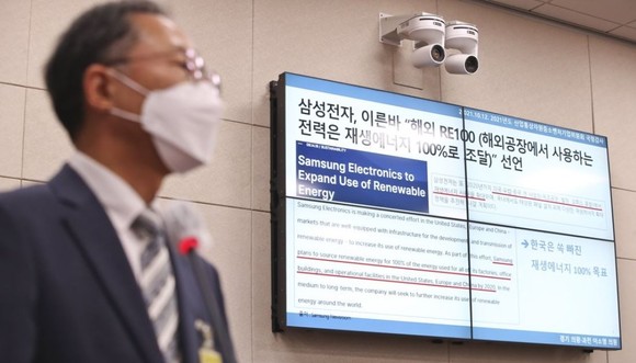 장성대 삼성전자 전무가 12일 산자위 국정감사에 증인으로 출석해 질의에 답하고 있다. ⓒ연합뉴스