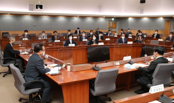 13일 오전 정부서울청사에서 제1차 코로나19 일상회복 지원위원회 회의에서 발언하고 있는 김부겸 국무총리. © 연합뉴스
