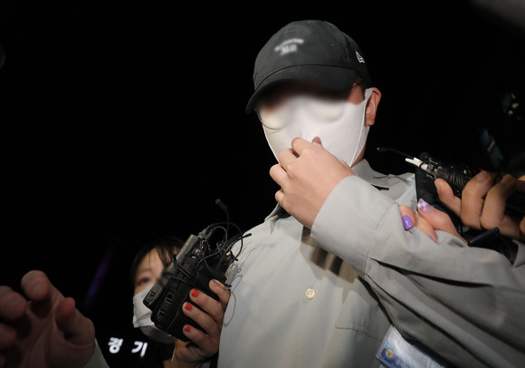 성남시 대장동 개발사업 특혜 의혹을 받는 화천대유자산관리에서 퇴직금 50억원을 받은 곽상도 의원 아들이 지난 8일 오후 경기도 수원시 경기남부경찰청에서 조사를 마치고 나오고 있다. ⓒ 연합뉴스