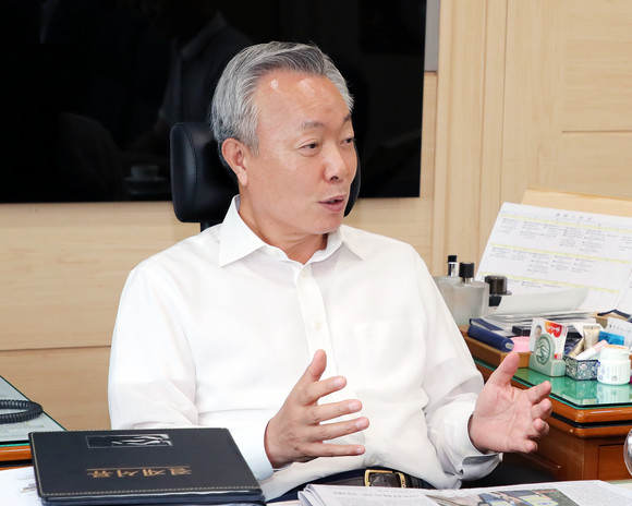 윤상기 하동군수가 민선7기 공약사업들을 설명하고 있다. ⓒ 프라임경제