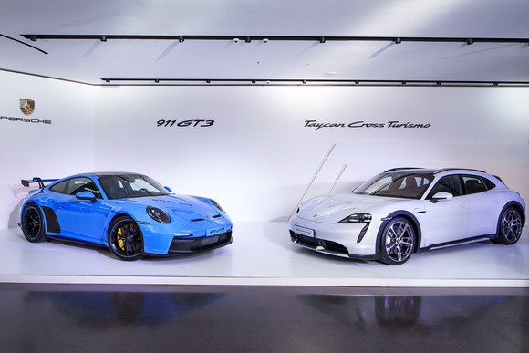 왼쪽부터 신형 911 GT3, 타이칸 크로스 투리스모. ⓒ 포르쉐코리아