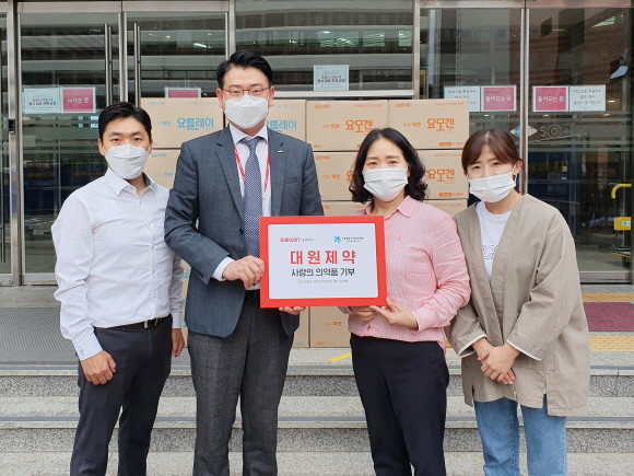 대원제약이 서울특별시아동복지협회에 인후염 치료제 '요모겐트로키'와 '요를레이트로키'를 각각 2000개씩, 총 4000개 기부했다. © 대원제약