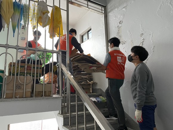 전국해운노동조합협의회 직원들과 중구자원봉사센터 봉사자 등 20여명이 지난 14일 부산 중구의 한 가정집에 방문해 청소를 하고 있는 모습. ⓒ 전국해운노동조합협의회