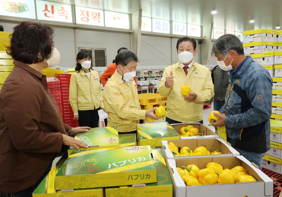 조근제 함안군수가 가야원예영농조합법인 파프리카 선별장을 방문하고 있다. ⓒ 함안군