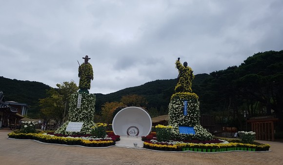 예산장터 삼국축제 국화전시 준비 모습(내포보부상촌). ⓒ 예산군