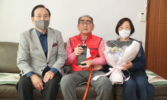 박상돈 천안시장은 지난 20일 경로의 달에 생일을 맞이한 목천읍 거주 이희찬 어르신 댁을 방문해 100세 생일을 함께 축하하고 장수지팡이와 장수패를 증정했다. ⓒ 천안시