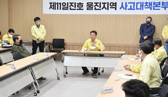 이철우 도지사는 전찬걸 울진군수와 함께 울진 후포수협에 마련된 '어선 제11일진호 전복 사고 대책본부'를 방문했다. ⓒ 경북도