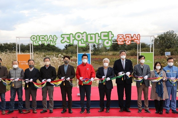 포항시는 지난 22일 인덕산에서 '포항 Greenway 프로젝트' 사업의 일환으로 추진한 인덕산 자연마당 준공식을 진행했다. ⓒ 포항시