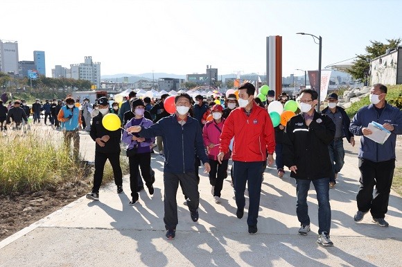 인덕산 자연마당 준공을 축하하고 억새의 물결이 넘실대는 가을 정취를 느끼며 둘레길을 함께 걷고 있다. ⓒ 포항시