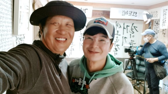 '6시 내고향' 촬영을 마치고 기념사진을 찍은 (왼쪽) 캘리그래피 작가 석산, (오른쪽)배우 최석구 씨