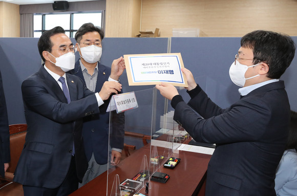 이재명 더불어민주당 대선후보의 박홍근 비서실장과 박찬대 수석대변인이 26일 오전 경기도 과천 중앙선거관리위원회를 찾아 대선 예비후보를 등록하고 있다. ⓒ 연합뉴스