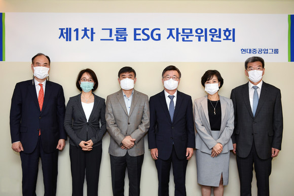 현대중공업그룹이 환경과 동반성장, 컴플라이언스 등 각 분야별 외부 전문가들로 구성한 ESG자문그룹. (오른쪽부터)가삼현 현대중공업그룹 CSO(부회장), 박순애 서울대 행정대학원 교수, 이규용 한국환경한림원 회장, 배수일 성균관대 경영대학원 교수, 김태진 고려대 법학전문대학원 교수, 오세헌 한국조선해양 CSO(사장). ⓒ 현대중공업그룹