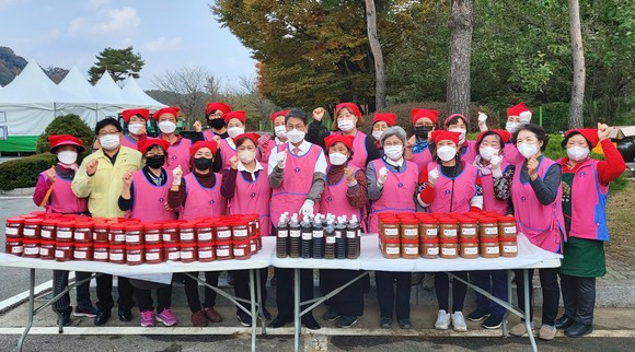 생활개선 청양군연합회가 지난 1일 8년째 전통 장류 나눔 행사를 개최 후 기념촬영을 하고 있다. ⓒ 청양군