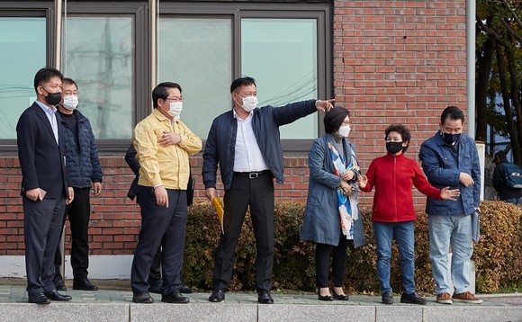 오세현 시장이 지난 1일 삼일원앙아파트 현장을 방문해 주민 애로사항을 청취했다. ⓒ 아산시