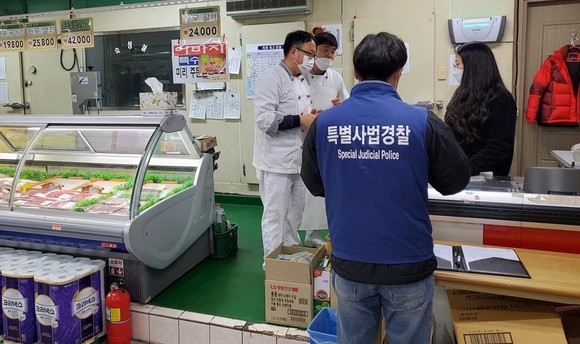 쇠고기 취급업소 원산지표시 이행여부 단속 모습. ⓒ 홍성군