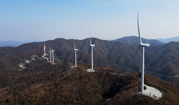 전라남도 장흥군 유치면 용문리 일대에 위치한 장흥풍력 발전단지 전경. ⓒ 두산중공업