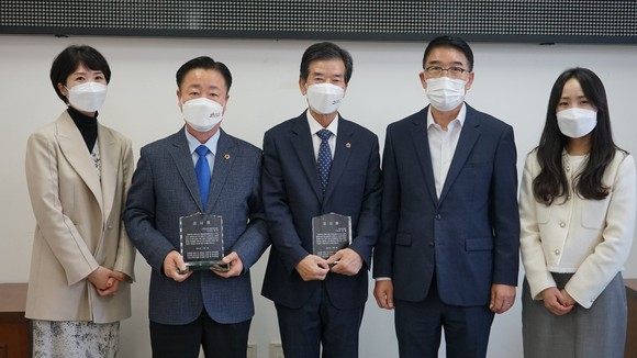이의영 부의장이 지난 5일 행정문화위원장 감사패를 수여 후 기념촬영을 하고 있다. ⓒ 의회사무국