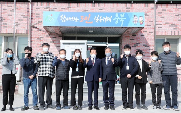 박문희 의장과 김국기 의원은 지난 5일 영동소방서, 와인연구소, 동물위생시험소 남부지소를 방문해 직원들을 격려하고 애로사항을 청취 후 기념촬영을 하고 있다. ⓒ 의회사무국