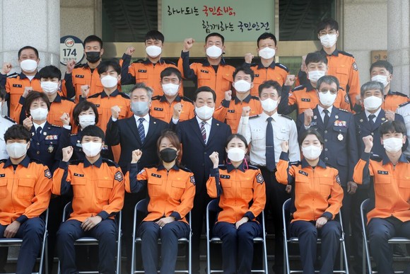 박문희 의장은 지난 5일 영동소방서를 방문해 현안업무 등을 들은 후 기념촬영을 하고 있다. ⓒ 의회사무국