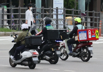 서울 시내에서 배달원들이 오토바이를 타고 이동하고 있다. ⓒ 연합뉴스