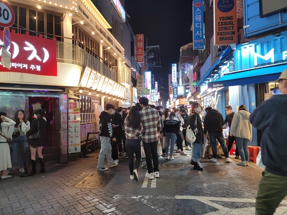 위드코로나 시행 후 북적이는 건대 젊음의 거리.=윤수현 기자