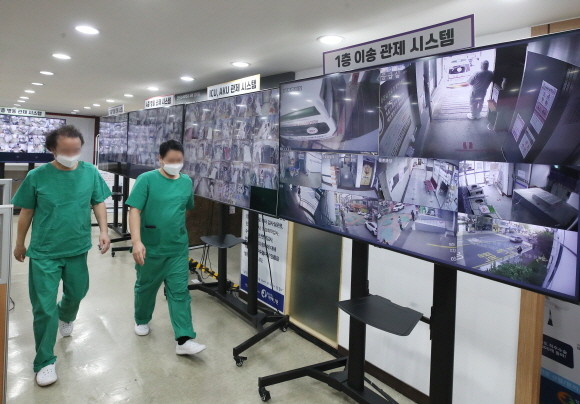 국내 코로나19 위중증 환자 수가 500명에 육박하며 역대 최대치를 경신했다. © 연합뉴스
