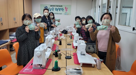 결혼이주여성의 경제활동 기반 마련을 위한 '꿈 담은 행복한 손', '꿈손' 사업 진행 모습. ⓒ 제천시