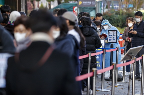 17일 0시 기준 코로나19 신규 확진자가 3187명을 기록, 하루 신규 확진자 수가 3000명선을 넘어섰다. © 연합뉴스