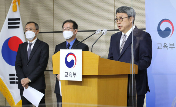 위수민 수능 출제위원장(한국교원대 교수)이 18일 정부세종청사에서 '2022학년도 대학수학능력시험'과 관련해 브리핑하고 있다. ⓒ 연합뉴스