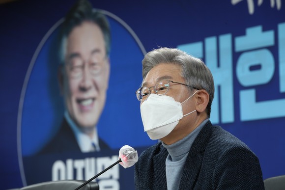 이재명 더불어민주당 대선후보가 18일 오후 서울 여의도 당사에서 열린 '민주당 정당쇄신, 정치개혁 의원모임' 간담회에서 발언하고 있다. ⓒ 연합뉴스