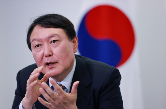 국민의힘 윤석열 대선 후보가 지난 7일 오후 서울 종로구 캠프 사무실에서 인터뷰를 하고 있다. ⓒ 연합뉴스