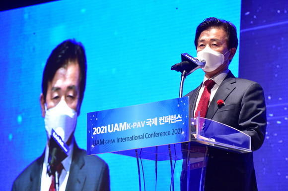 조규일 시장이 UAM 국제 컨퍼런스에서 진주시의 항공우주 경쟁력을 설명하고 있다. ⓒ 진주시