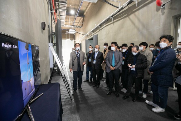 친환경자동차 부품인증센터에서 이정기 평가연구실장이 배터리 낙하시험 영상을 설명하고 있다. ⓒ 한국자동차기자협회