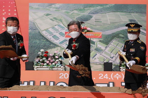 오태완 의령군수와 내빈들이 부림산업단지 착공식에서 첫 삽을 뜨고 있다. ⓒ 프라임경제