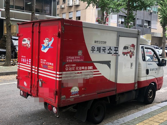 우체국택배(소포) 배송 차량. = 이수영 기자