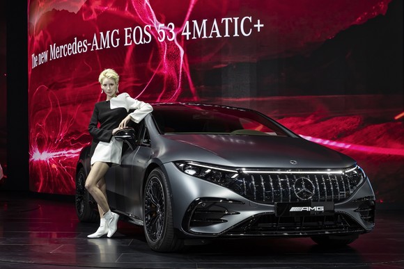 더 뉴 메르세데스-AMG EQS 53 4MATIC+는 고성능 드라이빙 퍼포먼스부터 스포티한 디자인, 감성적인 차량 사운드까지 AMG 브랜드만의 독보적인 가치를 느낄 수 있다. ⓒ 메르세데스-벤츠 코리아