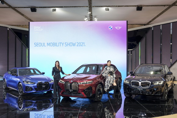 BMW 코리아가 '2021 서울모빌리티쇼'에서 브랜드 순수전기 모델들을 선보였다. 왼쪽부터 △THE i4 △THE iX △THE iX3 모델. ⓒ BMW 코리아