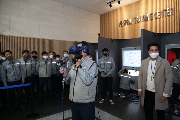 대우조선해양 관계자가 가상공간에서 선박 스프레이 작업을 체험하고 있다. ⓒ 대우조선해양