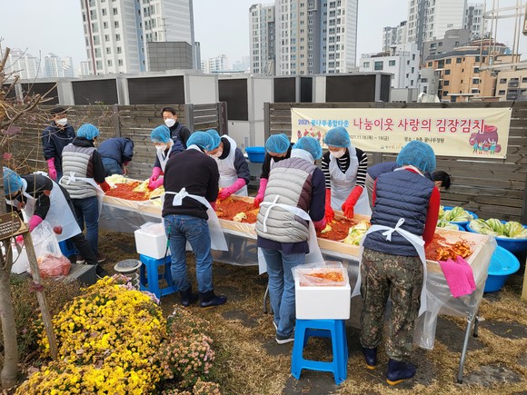용산꿈나무종합타운이 지난 19일 직접 담근 김장김치 500kg 가량을 취약계층에 전달하는 행사를 진행했다. ⓒ 용산구시설관리공단