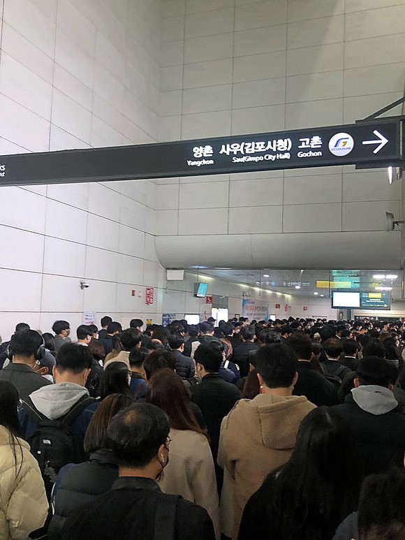 비 온 뒤 부쩍 추워진 날씨지만 김포골드라인을 이용하는 시민들은 서로 붙어 이동하기 때문에 춥지 않다. = 이수영 기자