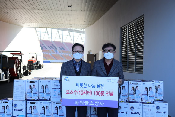 김두천 파워불스상사 대표가 진주시복지재단에 요소수를 기부하고 있다. ⓒ 프라임경제