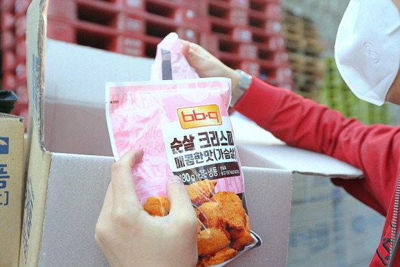 제너시스 비비큐는 연말을 맞아 자메이카통다리, 속안심 등 BBQ 가정간편식 2500박스를 각 지역 푸드뱅크 기부했다. © 제너시스 비비큐